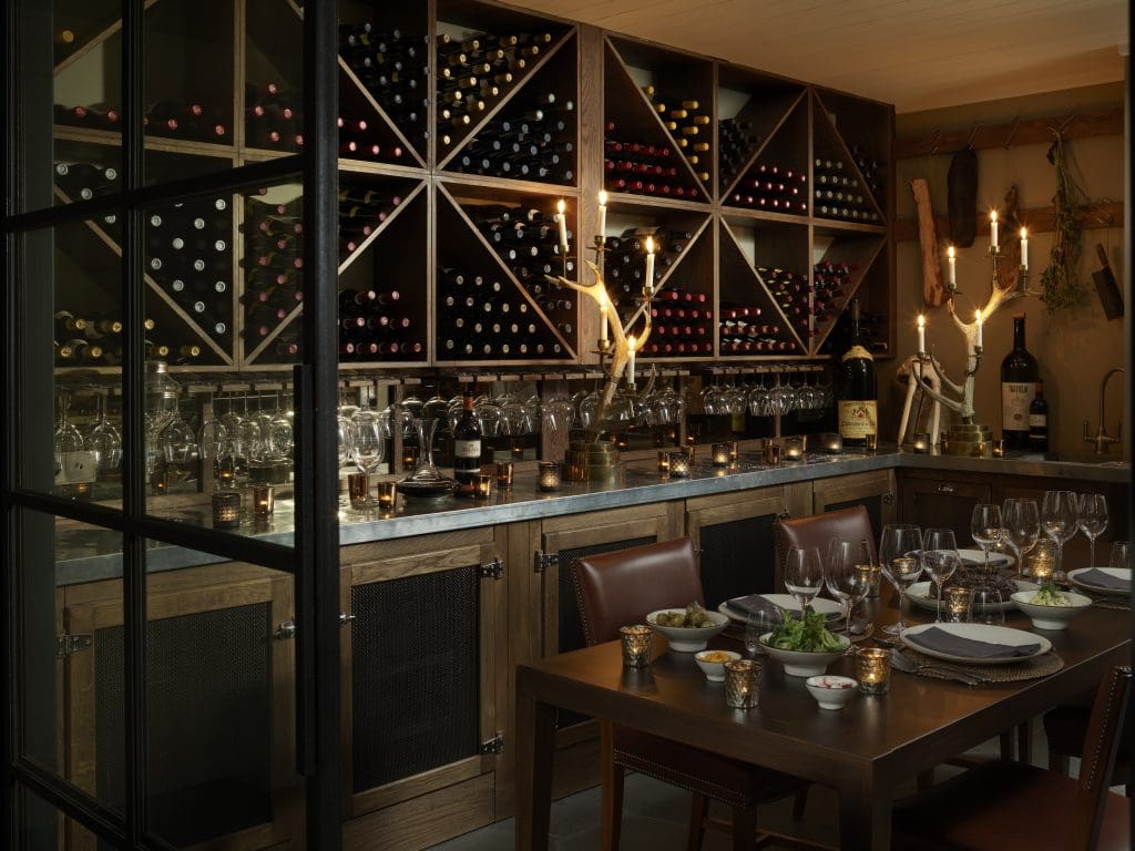 luxurious_bar_with_many_wine_bottles