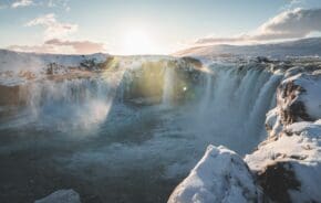epic_water_fall_in_winter_iceland