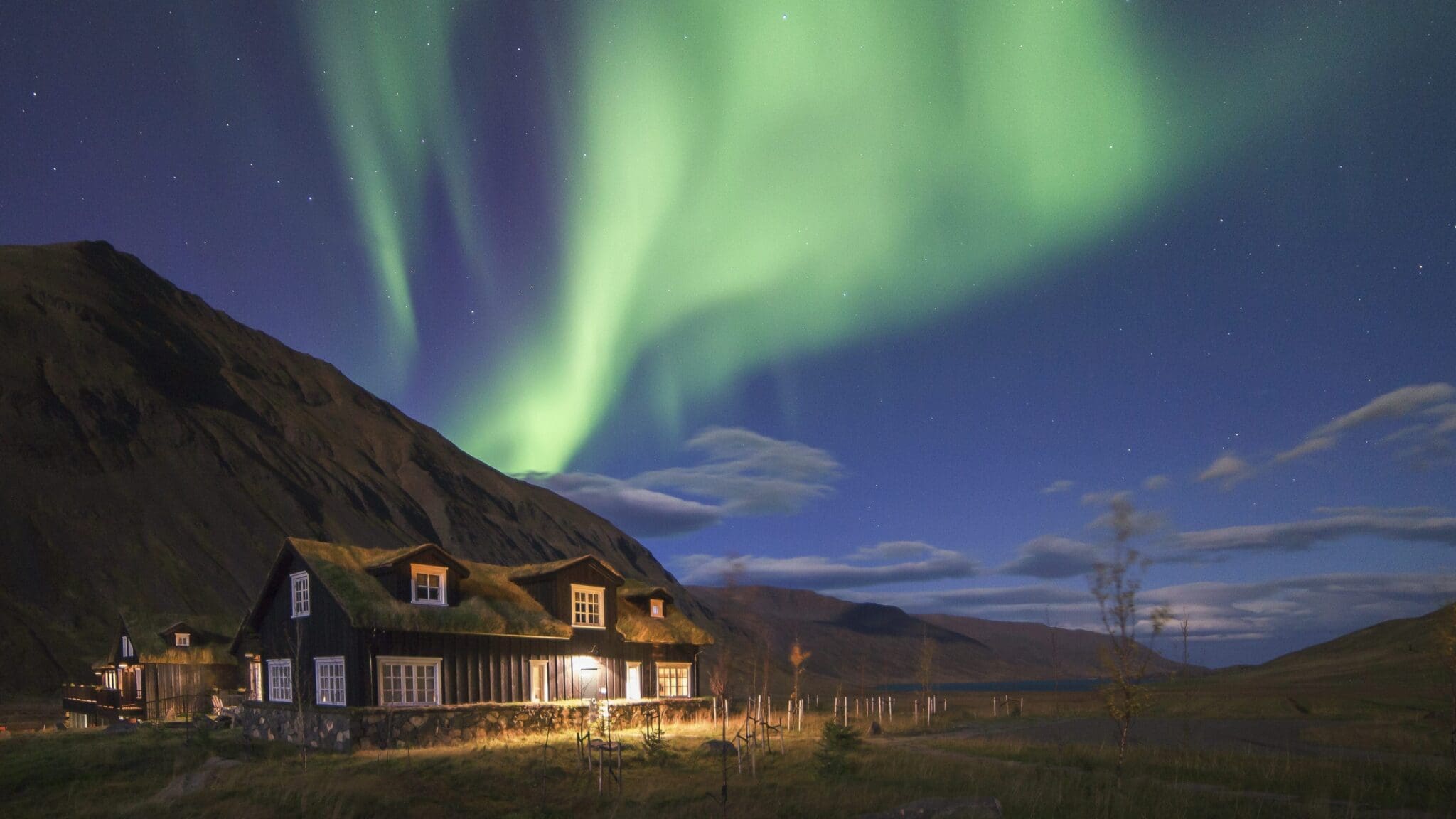 deplar_farm_hotel_with_green_northern_lights_in_sky